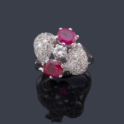 Lote 2372
Anillo con dos rubíes de aprox. 1,50 ct en total con un brillante central de aprox. 0,50 ct.