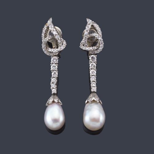  Pendientes largos con pareja de perlas aperilladas de aprox. 9,50 - 10,50 mm con diamantes talla brillante, marquise y 8/8 de aprox. 3,68 ct en total.