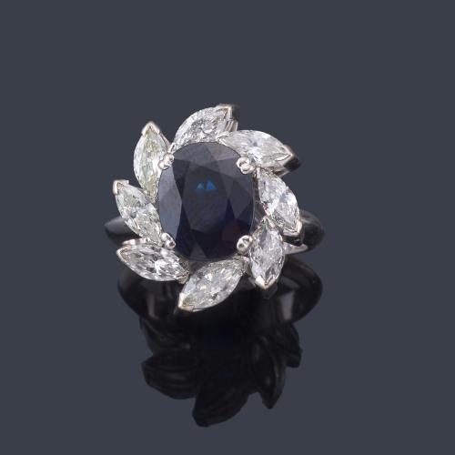 Lote 2376
Anillo con zafiro talla oval de aprox. 3,30 ct y orla de brillantes de aprox. 1,60 ct en total.