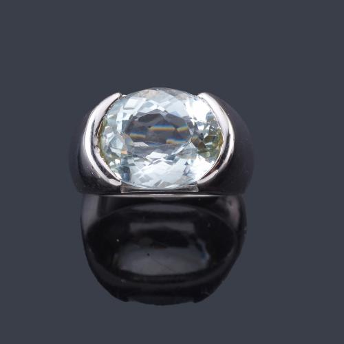  Anillo con aguamarina central talla oval en montura de oro blanco de 18K.