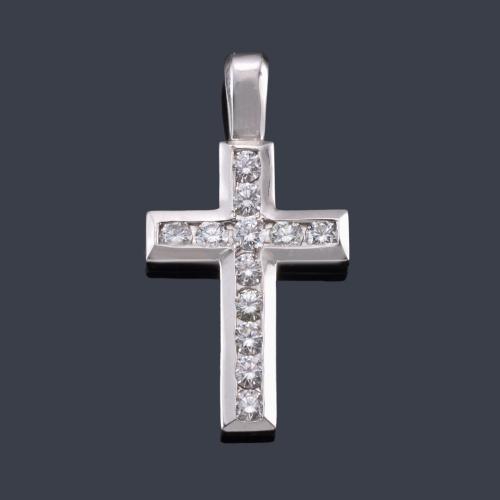  Cruz de brillantes de aprox. 1,44 ct en total realizado en montura de oro blanco de 18K.