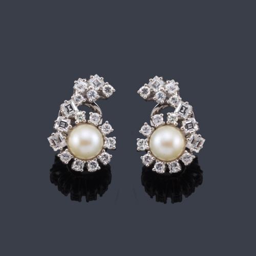  Pendientes cortos con pareja de perlas de aprox. 8-8,50 mm con orla de diamantes talla brillante y carré de aprox. 3,00 ct en total.