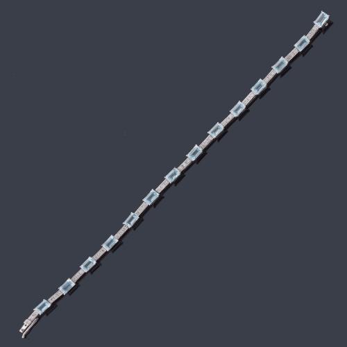  Pulsera con espinelas azules intercalado con bandas de brillantes en montura de oro blanco de 18K.