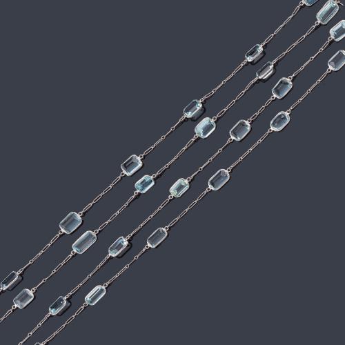 Lote 2382
Cadena larga realizada en platino con aguamarinas de aprox. 60,00 ct en total.