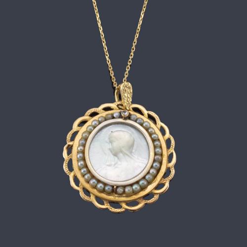  Medalla devocional con La Imagen de La Virgen realizada en nácar y orla de perlitas.