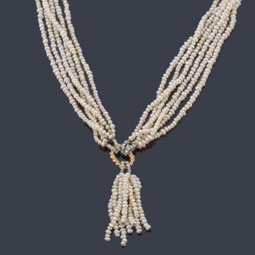  Collar con seis vueltas de perlas de rio con cierre en forma de argolla en oro amarillo de 18K y brillantes de aprox. 0,90 ct en total.