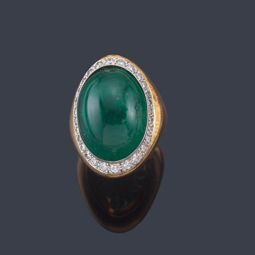 Lote 2386
Anillo con esmeralda central talla cabujón de aprox. 25,85 ct con orla de brillantes de aprox. 0,97 ct en total.