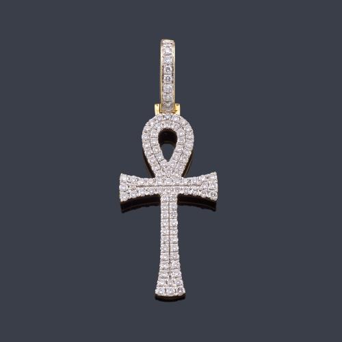 Lote 2388
Cruz ansada o 'anj' cuajado de brillantes en montura de oro amarillo de 14K y vista en oro blanco.