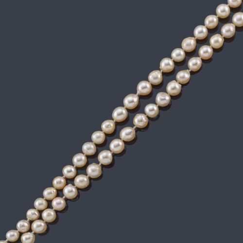  Collar de dos hilos de perlas cultivadas de aprox. 9-9,50 mm a 4,00 mm en disminución.