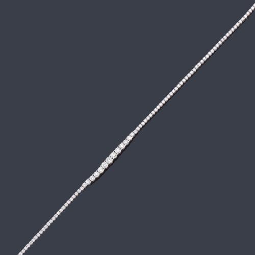 Lote 2396
Collar rivière con brillantes de aprox. 11,56 ct en disminución, en montura de oro blanco de 18K.