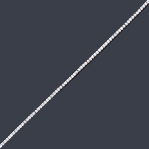 Lote 2397
Collar rivière con brillantes de aprox. 20,31ct en total en montura de oro blanco de 18K.