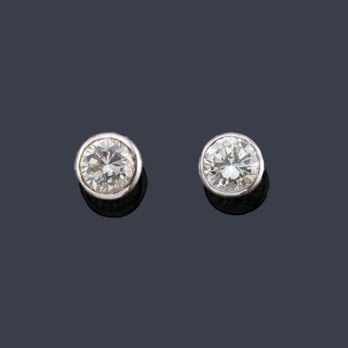  Dormilonas con pareja de brillantes de aprox. 0,70 ct en total.