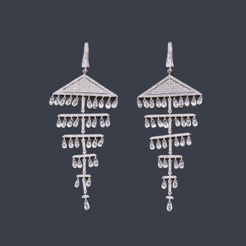  Pendientes largos con diseño en cascada enriquecido con diamantes talla brillante y briolette de aprox. 10,04 ct en total.