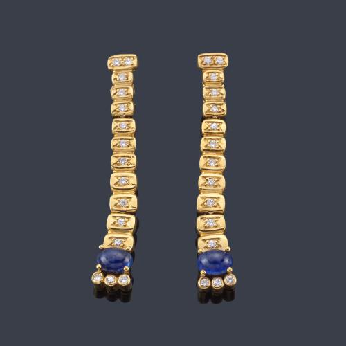  Pendientes largos con dos zafiros talla cabujón de aprox. 2,40 ct y banda de brillantitos de aprox. 0,54 ct en total.