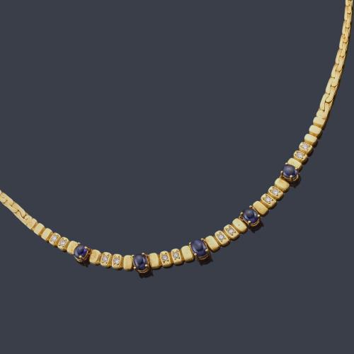  Collar con cinco zafiros talla cabujón de aprox. 6,10 ct con brillantes de aprox. 0,48 ct en total.