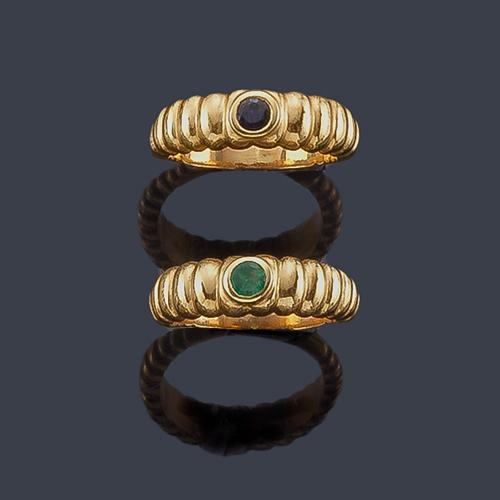  Dos anillos con un zafiro y esmeralda en montura gallonada de oro amarillo de 18K.