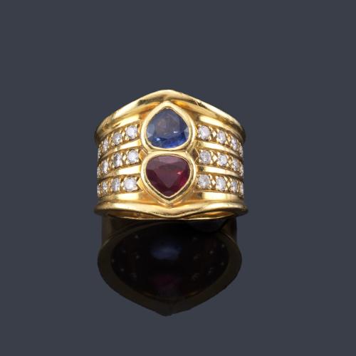  Anillo ancho con zafiro y rubí talla perilla con tres bandas de brillantes.