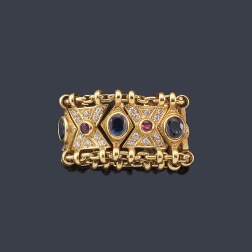  Anillo articulado con diseño calado enriquecido con zafiros, rubíes y brillantes.