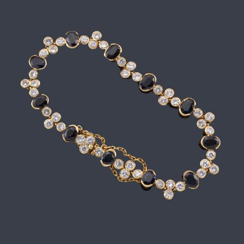 Lote 2411
Pulsera con zafiros talla oval de aprox. 2,60 ct intercalado con cuatro brillantes engastados en chatón.