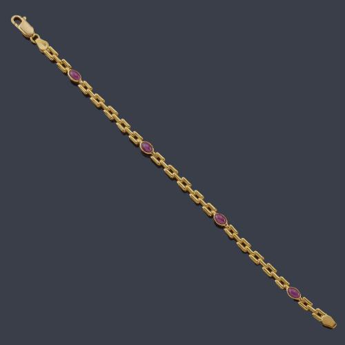  Pulsera con cuatro rubíes talla cabujón en montura de oro amarillo de 18K.