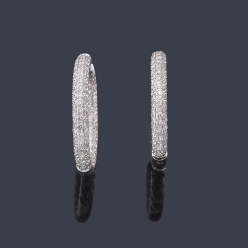 Lote 2414
Criollas con pavé de brillantes de aprox. 2,20 ct en total.