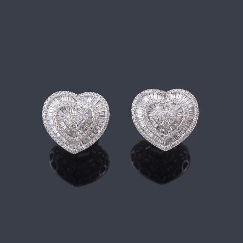  Pendientes cortos con diseño de corazón con diamantes talla brillantes y baguette de aprox. 1,12 ct en total.
