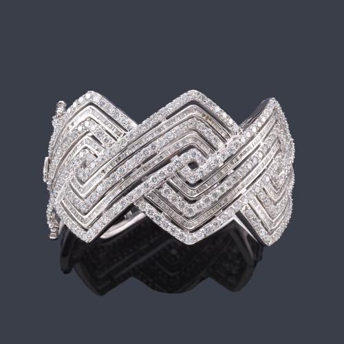 Lote 2420
Brazalete ancho con diseño geométrico con diamantes talla brillante y trapecio de aprox. 28,95 ct en total.