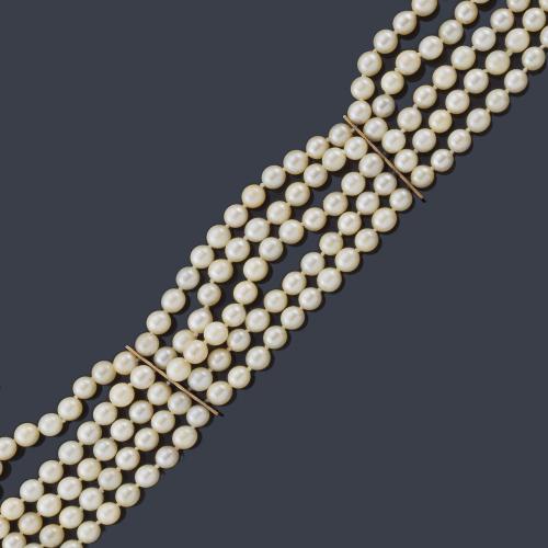  Collar tipo 'choker' con cinco hilos de perlas cultivadas con pasadores en oro amarillo de 18K.