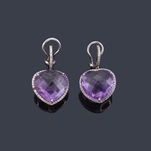  Pendientes largos con pareja de amatista talla corazón con orla de brillantes.