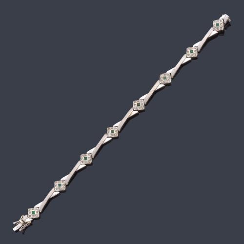  Pulsera con eslabones geométricos con esmeraldas en montura de oro blanco mate de 18K.