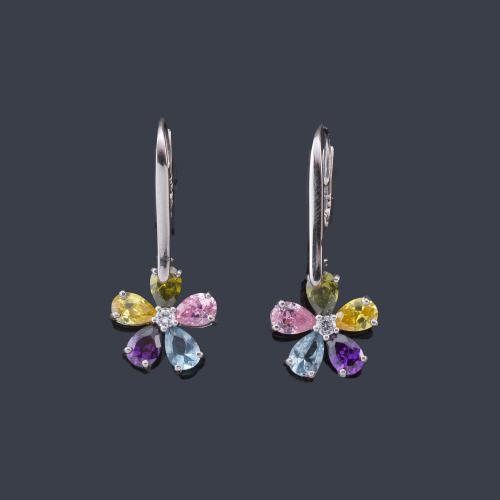  Pendientes largos con diseño floral realizado con gemas de color y brillante central en montura de oro blanco de 18K.