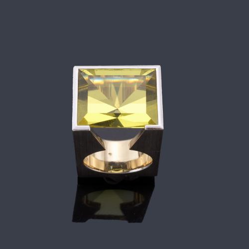 Lote 2442
ROBERT SCHULLIN
Anillo con diseño moderno con heliodoro facetado en montura de oro blanco mate de 18K.