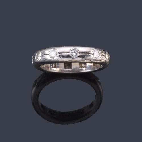  Alianza completa con brillantes en montura de oro blanco de 18K.