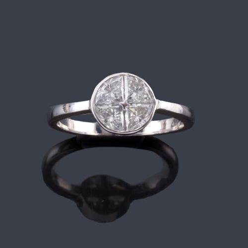 Lote 2454
Anillo con cuatro diamantes talla triángulo de aprox. 1,72 ct en total.