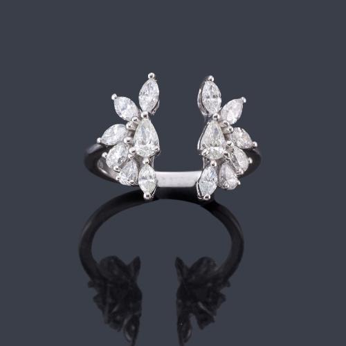 Lote 2456
Anillo con doble remate de diamantes talla marquís y perilla de aprox. 1,25 ct en total.