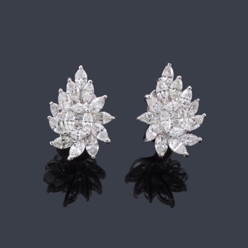 Lote 2457
Pendientes cortos con diamantes talla marquís y princesa de aprox. 3,42 ct en total.