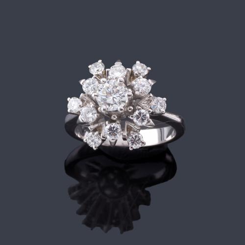 Lote 2460
Anillo rosetón con brillantes de aprox. 1,36 ct en total en montura de oro blanco de 18K.
