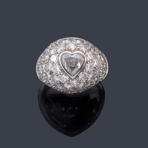 Lote 2461
Anillo bombé con diamante talla corazón de aprox. 0,43 ct en pavé de brillantes.