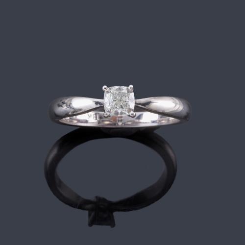  Solitario con diamante talla cushion de aprox. 0,51 ct en montura de oro blanco de 18K.