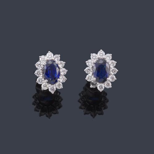 Lote 2466
Pendientes cortos con pareja de zafiros talla oval de aprox. 1,07 ct y orla de brillantes de aprox. 0,52 ct en total.