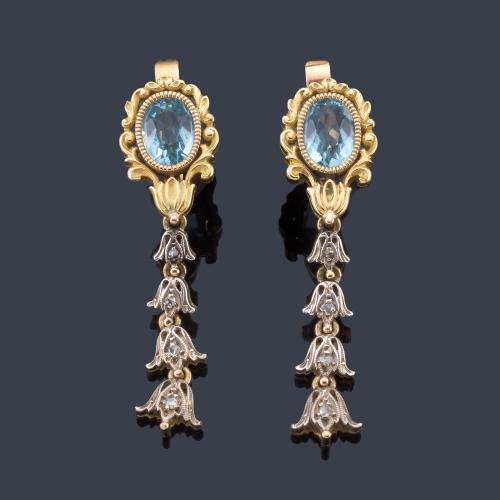  Pendientes largos con pareja de espinelas azules talla oval con caída en forma de campanillas con diamantes talla rosa.