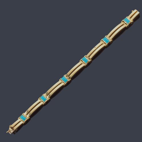 Pulsera con seis piezas de turquesa pulida en montura de oro amarillo de 18K.