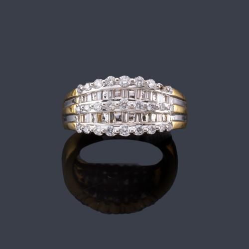  Anillo con tres bandas de brillantes y dos bandas de diamantes talla baguette, en montura de oro amarillo y blanco de 18K.
