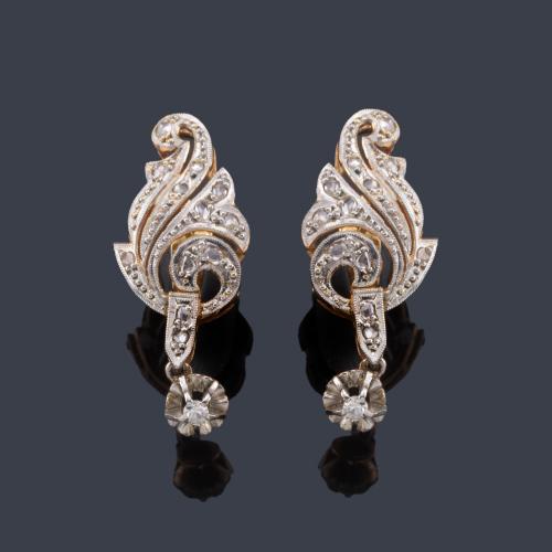 Pendientes largos con diamantes talla rosa y remate de brillante en garra ilusión.