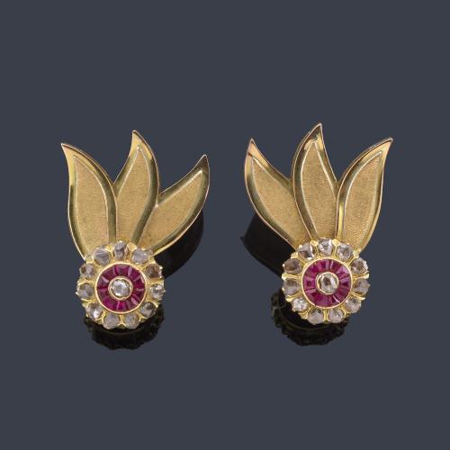  Pendientes retro en forma vegetal con motivo en 'ojo de perdiz' con diamantes talla rosa y rubíes calibrados, en montura de oro rosa de 18K. Años '40.