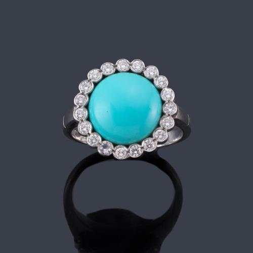  YANES
Anillo con turquesa en cabujón y orla de brillantes engastadas en chatón.