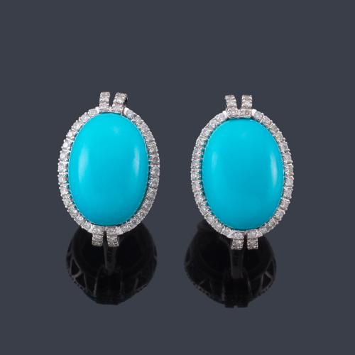  Pendientes cortos con pareja de turquesas en cabujón con orla de brillantes de aprox. 0,87 ct en total. Certificado Gemológico.
