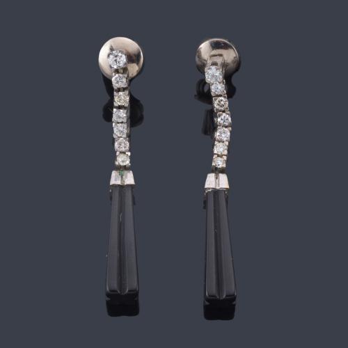  Pendientes largos con dos piezas de ónix y banda de brillantitos en montura de oro blanco de 18K.