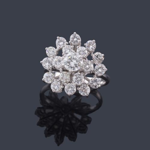  Anillo rosetón con brillantes de aprox. 2,06 ct en total realizado en montura de oro blanco de 18K.