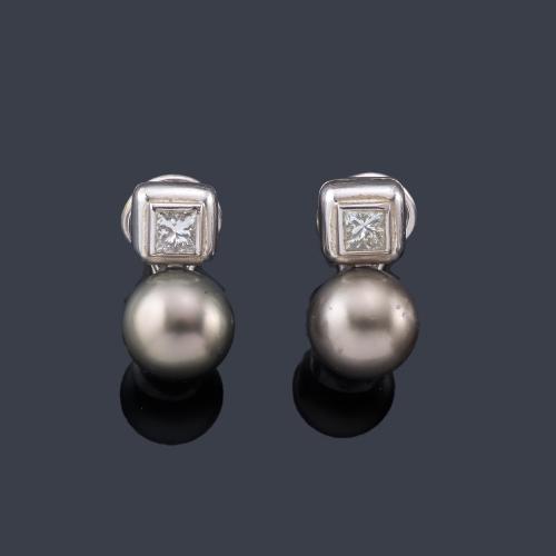  Pendientes cortos 'Tu y yo' con pareja de perlas de Tahití de aprox. 9,92 - 9,85 mm con dos diamantes talla princesa de aprox. 0,70 ct en total.